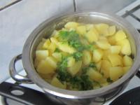 Vorm Braten des Käses Kartoffeln schälen, in...