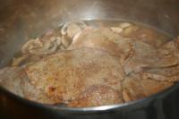 Anschließend zum angebratenen Fleisch geben, mit...