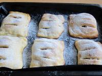 Gebackene Kuchen mit gesiebtem Puderzucker...