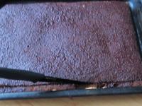 Die Kuchenränder mit scharfem Messer abschneiden....