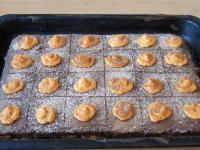 Wenn der Guss ganz fest wird, den Kuchen mit der...