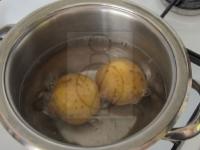 Die Kartoffeln waschen und ungeschält kochen....