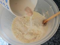In der warmen Milch Hefe zerstückeln, bisschen...