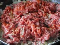 Nun Hackfleisch salzen, würzen, mit Paprika (rot/...