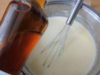 Zum Schluss in die kalte Creme ca. 40% Alkohol...