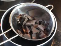 Schokolade im Wasserbad schmelzen lassen. ...