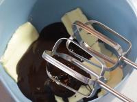 Butter mit Zucker und Schokolade schaumig...