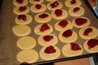 In die Mitte der Kekse bisschen Marmelade geben. ...