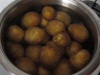 Die Kartoffeln waschen und in der Schale kochen....
