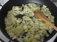 Zwiebel schälen, fein schneiden und anschließend...