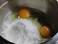 Eier und Zucker schaumig schlagen. ...