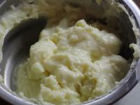 Aus Milch und Puddingpulver einen dicken Pudding...