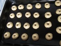Das Gebäck auf ein Backblech legen und im...