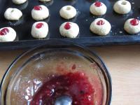 Das ausgekühlte Gebäck mit der Marmelade...