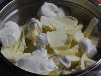 Aus Mehl, Butter, Sahne und Salz einen Teig...
