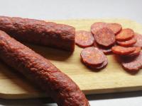 Die Wurst in 35 kleine Ringe (ca. 3mm dick)...