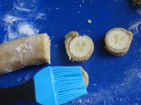 Die Bananen mit dem Teig in 0,5cm dicke Ringe...