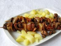 Servieren mit gekochten Kartoffeln oder frischem...