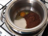 Im Dampfbad Eier, Zucker und Kakao schaumig...