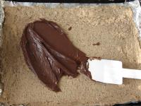Auf den Teig die Pariser-Creme streichen. ...