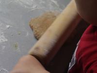 Den Teig auf dem bemehlten Arbeitsbrett in Dicke...