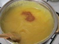 Einen dicken Pudding kochen, Zimt unterrühren und...
