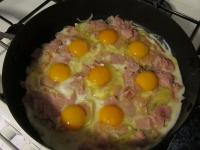 Eier auf den Schinken geben, Eigelb soll ganz...