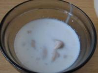 Warme Milch mit Zucker vermischen und zerkleinerte...