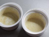 Kleine Bratenschüssel (ramekin) mit Butter...