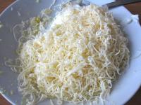 Frischen Ingwer schälen und raspeln. Käse...