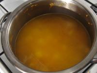 Salzen und Wasser zugießen. Kochen, bis die...