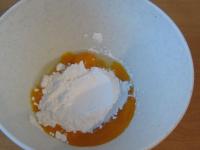 … die Eigelbe mit dem Zucker cremig aufschlagen....