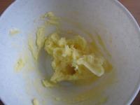 Butter mit dem Zucker schaumig rühren. ...