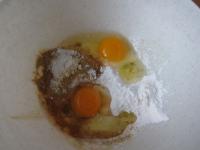 Eier, Zucker und eine Löffel Ingwer verrühren....