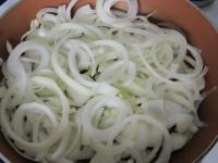 Zwiebel schälen und in Ringe schneiden und in Öl...