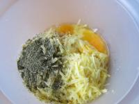 Grob reiben, Eier, durchgepressten Knoblauch, Salz...