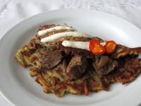 Die Puffer mit gesalzenen Braten füllen. Mit der...