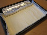 Blätterteig ausrollen und so auf ein Backblech...