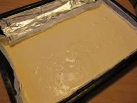 In eine Schüssel zerbröckelte Tofu geben, Milch...