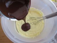 Den Pudding in eine Schüssel geben und zuerst die...