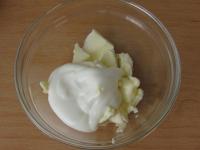 In einer Schüssel Butter mit Käse vermischen. ...