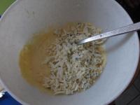 Käse grob reiben und in die Eigelbe einrühren. ...