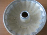 Die Gugelhupf- Form fetten und mit Paniermehl...