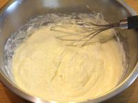 Eine Prise Salz, Milch, Quark, Mehl und geriebene...