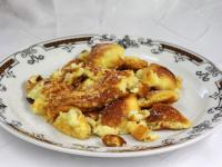 Kuchen warm servieren, mit Zucker je nach...