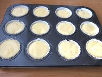 Muffinform mit Papierförmchen auslegen und den...