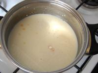 Puddingpulver und Vanillezucker mit der Milch...
