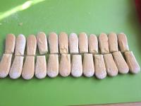 Löffelbiskuits mit einem scharfen Messer...