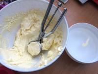 Zubereitete Creme aus dem Tiefkühler holen,...
