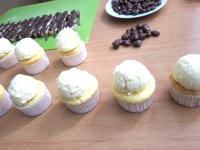 … auf die Muffins legen. Eisportionierer dabei...